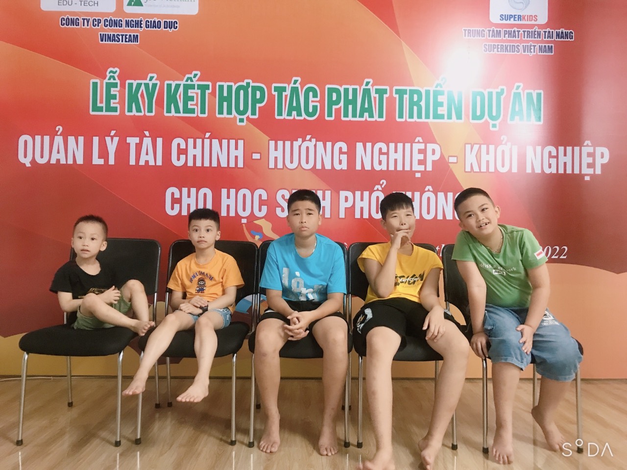 Hiện tại là khoảng thời gian rất thư giãn dành cho học sinh, vì các em vừa trải qua một học kỳ với nhiều chuỗi dự án học tập. Thư giãn sẽ không đồng nghĩa là thi xong và rũ bỏ tất cả để ngồi chơi, tám chuyện, ăn vặt,…. Hiểu được đặc thù đó, chúng tôi đã tổ chức một sân chơi trí tuệ, để học sinh vừa vận dụng kiến thức đã học, vừa vận dụng kĩ năng, năng lực đang có và cũng là những gì thế giới đang cần đối với một công dân toàn cầu, tất cả để chiến thắng chính mình, đánh thức sức mạnh nội lực tiềm ẩn bên trong
